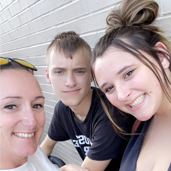 Meet your Posher, Courtney - Picture 3 of 12